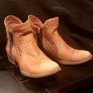 CIRCLE G Leather Booties
